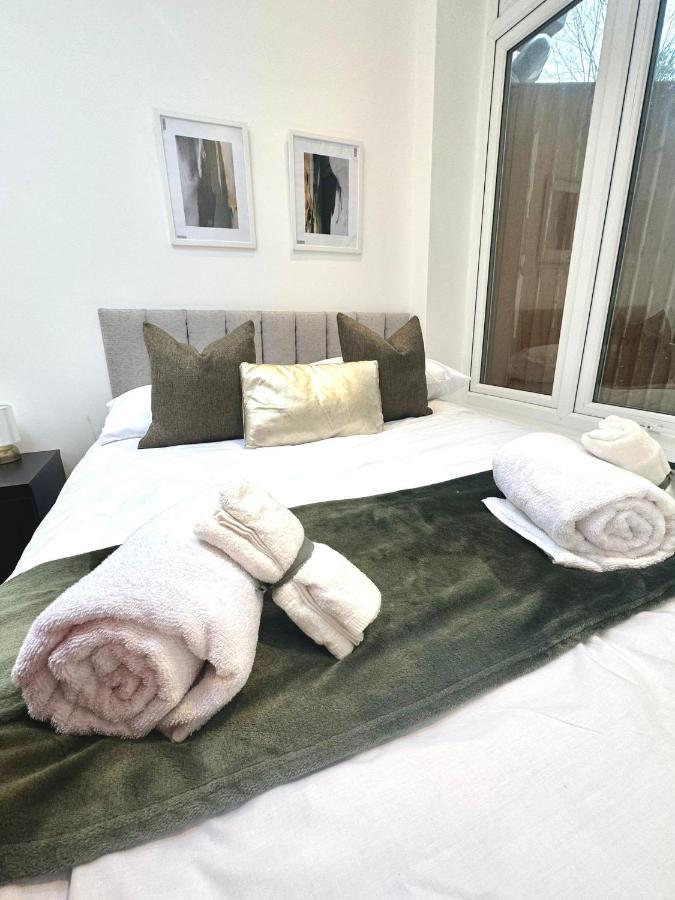 London Charm - Stylish Room In Spacious Home エクステリア 写真