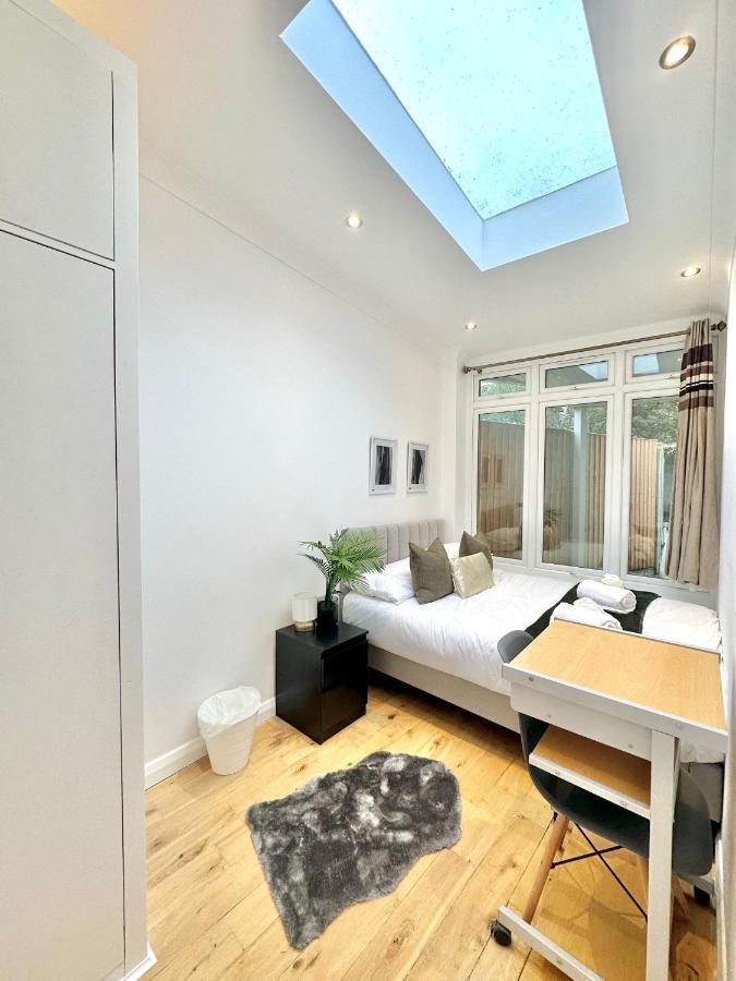 London Charm - Stylish Room In Spacious Home エクステリア 写真